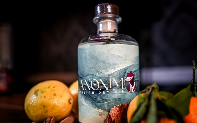 Bottiglia di Anonimo Gin un Gin Made in Italy esplora il nostro blog distillati